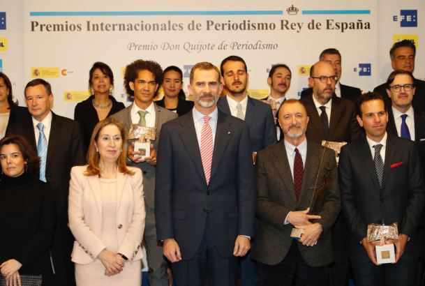 Su Majestad el Rey con con los premiados y patrocinadores
